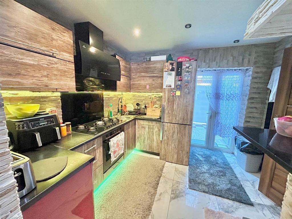 Kitchen 2.jpg