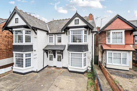 4 bedroom semi-detached house for sale, Carholme Road, Lincoln, Lincolnshire, LN1