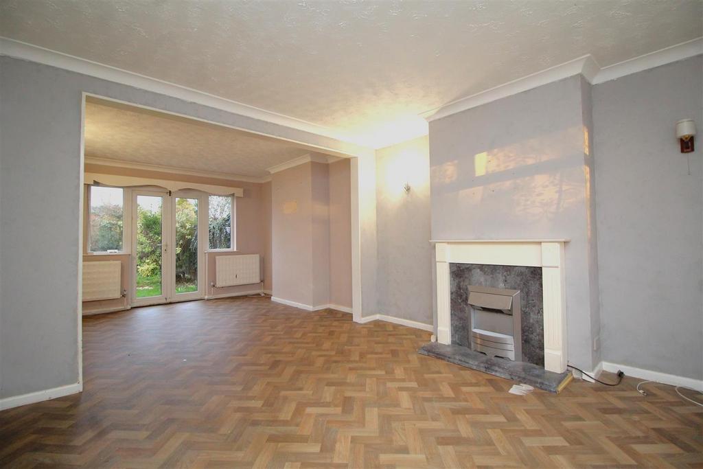 Living room 1.JPG