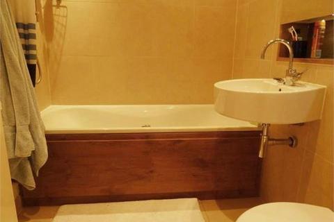 1 bedroom apartment to rent, Kingsway Square, Battersea Park SW11