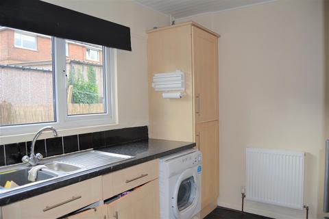 2 bedroom terraced house to rent, Greenfield Avenue, Huddersfield HD3