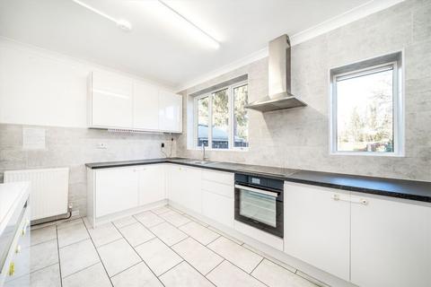 4 bedroom detached house to rent, Seymour Gardens, Feltham TW13