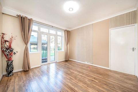 4 bedroom detached house to rent, Seymour Gardens, Feltham TW13