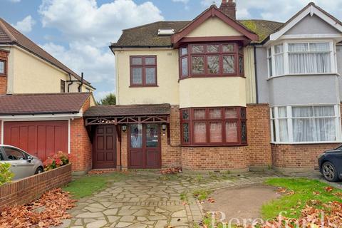 Ravenscourt Grove, Hornchurch, RM12