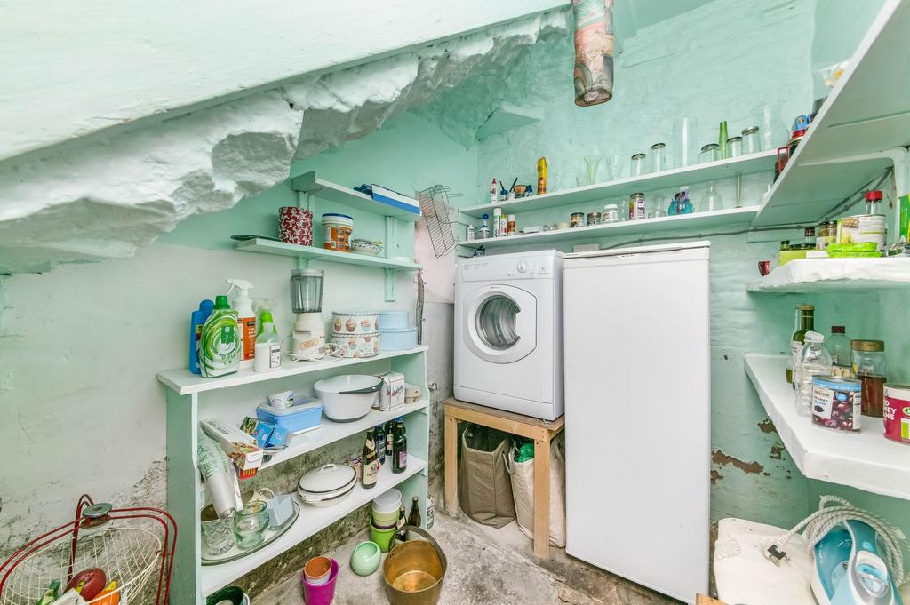 Pantry / utility room