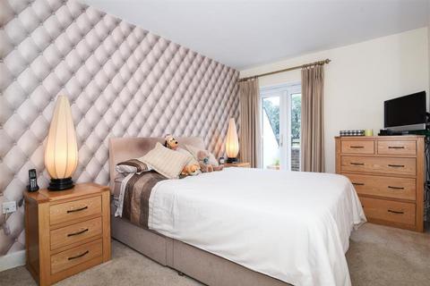 3 bedroom flat for sale, Lady Aylesford Avenue, Stanmore HA7