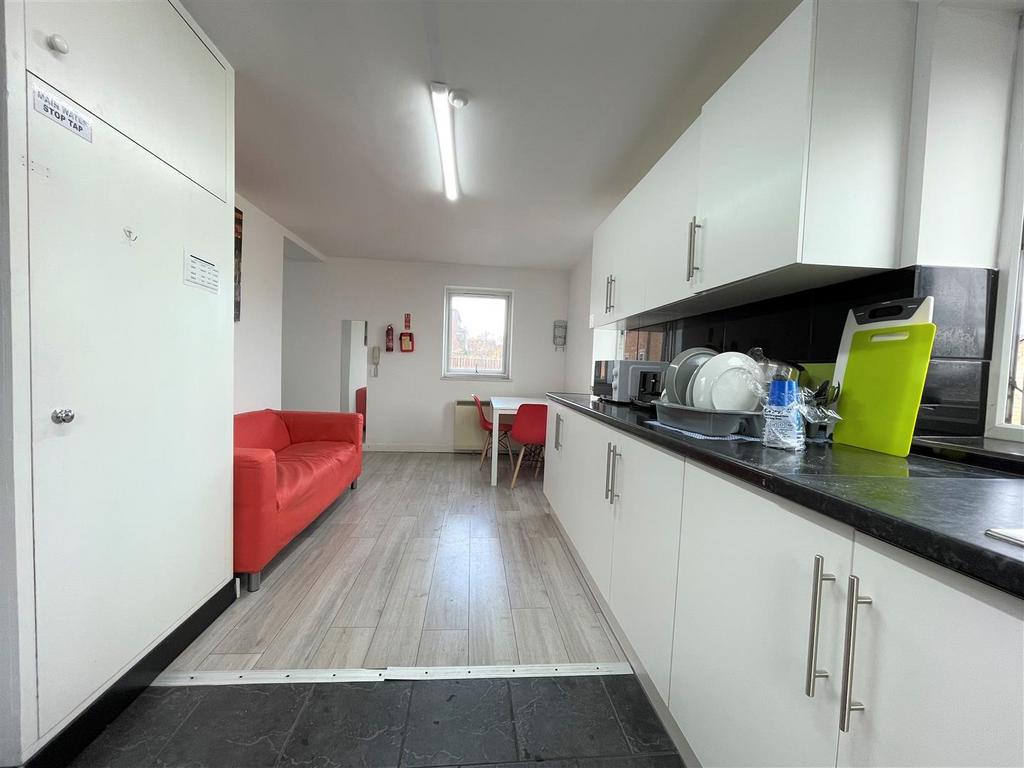 Kitchen 2.jpg
