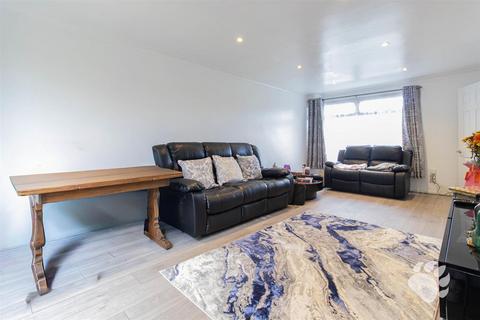 3 bedroom semi-detached house for sale, Whist Avenue, Wickford SS11