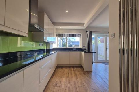 2 bedroom semi-detached house to rent, Mallory Drive, Kidderminster