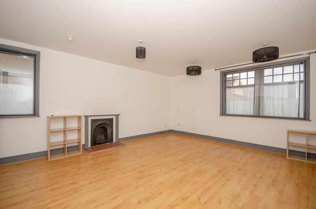 Living room pic 3.jpg