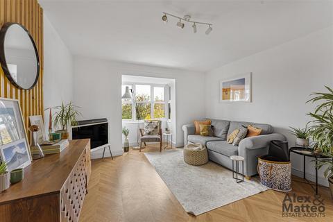 2 bedroom flat for sale, Lowry Court, Bermondsey, SE16