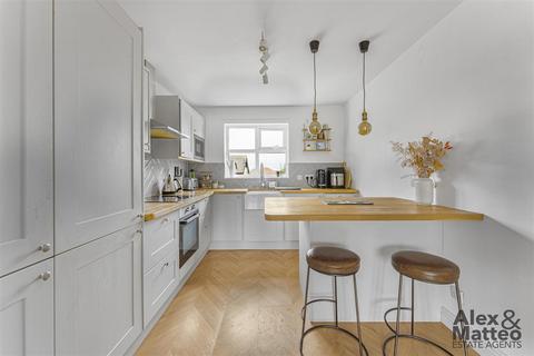 2 bedroom flat for sale, Lowry Court, Bermondsey, SE16