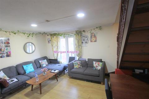 undefined, Beckton E6