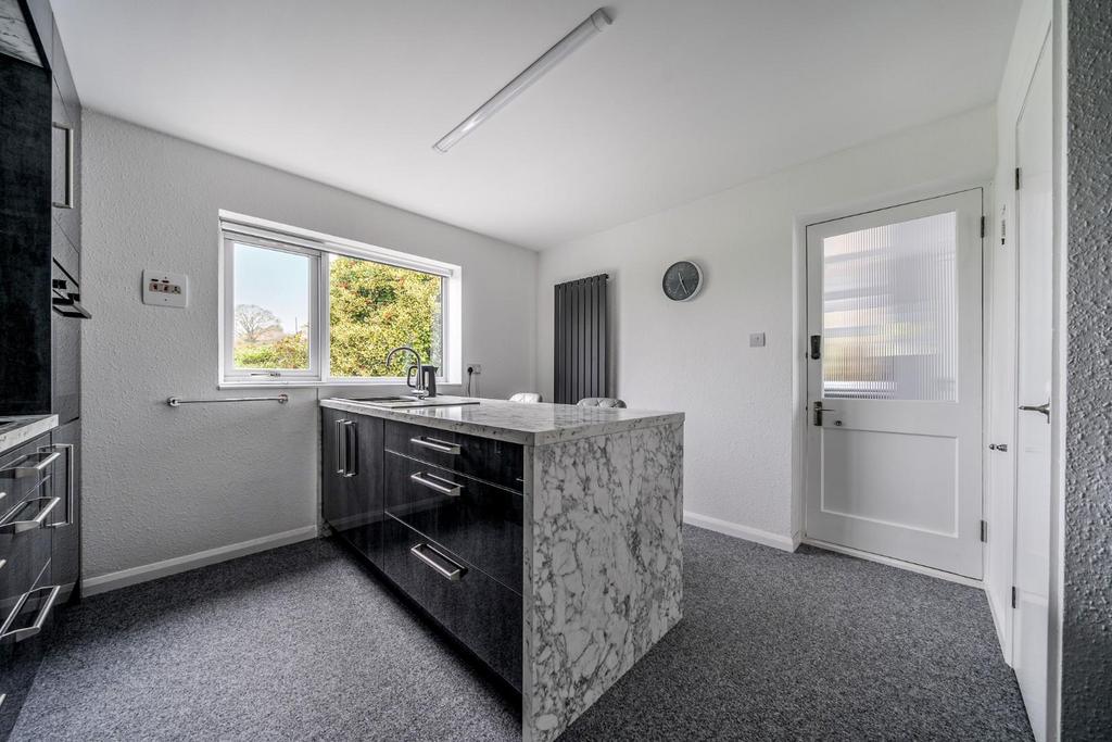Kitchen island.jpg