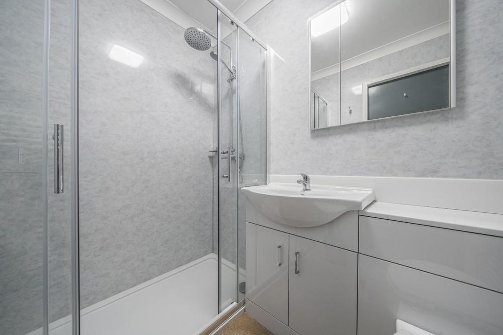 Bed 3 ensuite.jpg