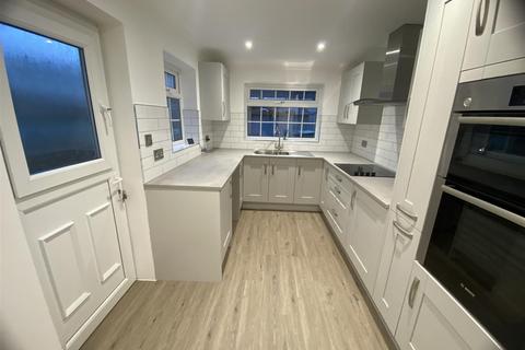 3 bedroom terraced house to rent, Balfour Road, Bentley, Doncaster