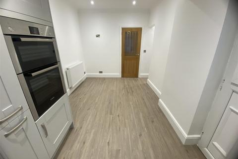 3 bedroom terraced house to rent, Balfour Road, Bentley, Doncaster