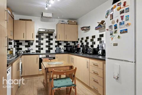 2 bedroom flat to rent, Royal Crescent, ILFORD