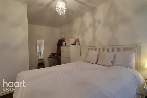 2 bedroom flat to rent, Royal Crescent, ILFORD
