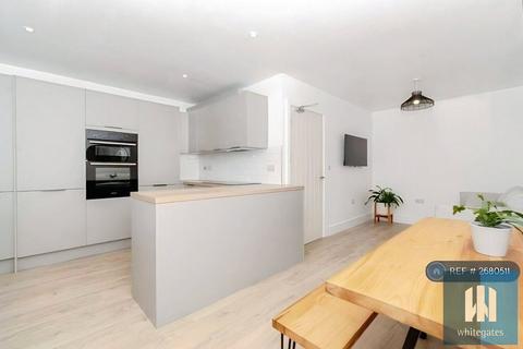 6 bedroom semi-detached house to rent, Bellcote Drive, Moldgreen, Huddersfield, HD5