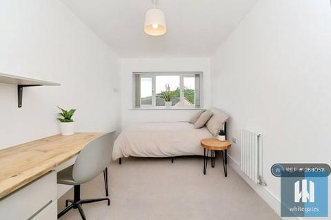 6 bedroom semi-detached house to rent, Bellcote Drive, Moldgreen, Huddersfield, HD5