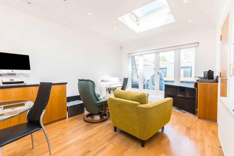 undefined, Elizabeth Mews, London NW3
