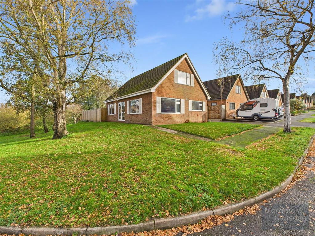 Saxon Rise Saxon Rise, Bury St. Edmunds IP33 3 bed chalet - £400,000