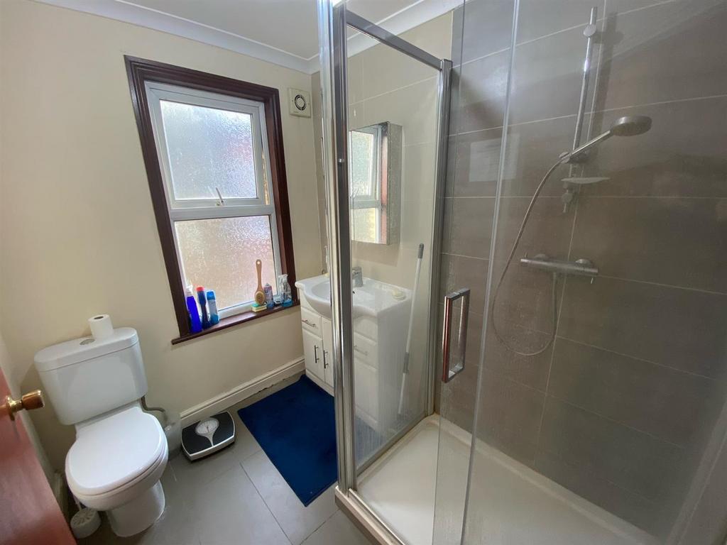 Shared Shower Room (1st Floor)