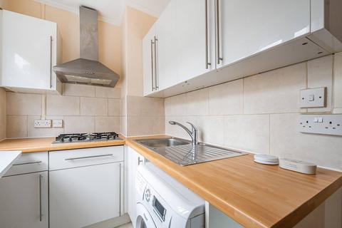 Studio to rent, Courtfield Gardens, South Kensington, London, SW5