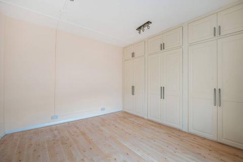 Studio to rent, Courtfield Gardens, South Kensington, London, SW5