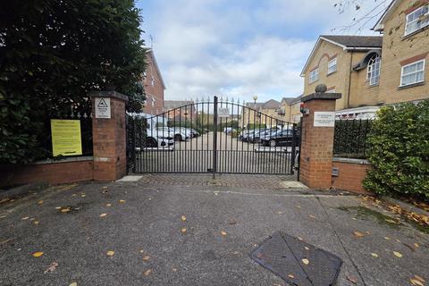 2 bedroom flat to rent, Harper Close, Oakwood, London, N14