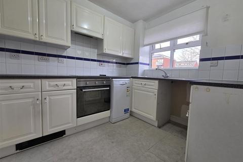2 bedroom flat to rent, Harper Close, Oakwood, London, N14