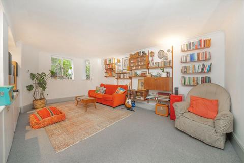 1 bedroom flat for sale, Tudor Close, London NW3