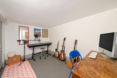1 bedroom flat for sale, Tudor Close, London NW3