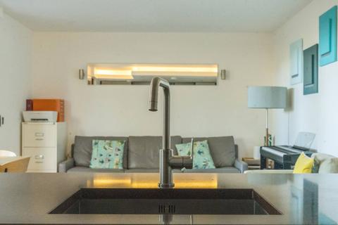 2 bedroom flat to rent, Rivermead Close, Teddington, TW11