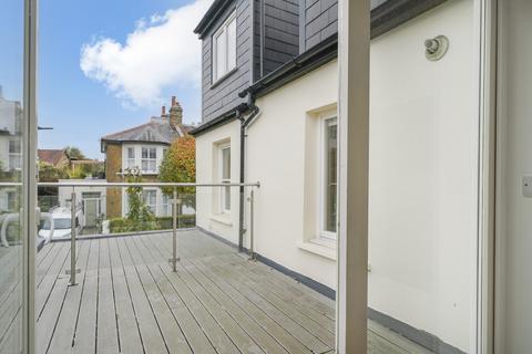 3 bedroom flat for sale, Brougham Road, Acton, London, W3
