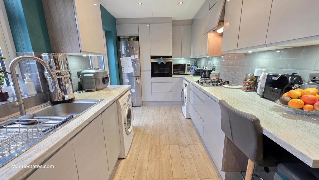 4 Double Bedroom semi-detached house for sale on
