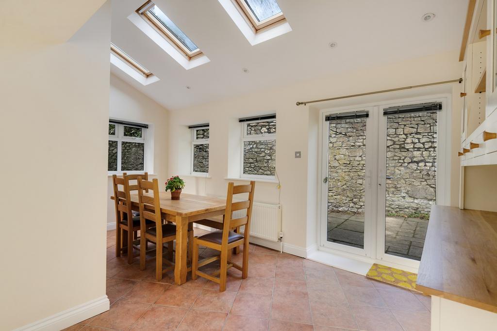 Dining area ()
