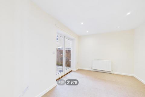 2 bedroom terraced house to rent, Winnock Road, Colchester, CO1 2BG