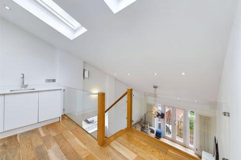 3 bedroom penthouse to rent, Winterton Court, Hampton Wick