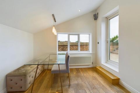 3 bedroom penthouse to rent, Winterton Court, Hampton Wick