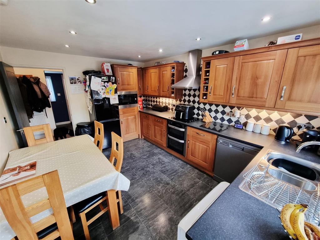 Kitchen 1.jpg