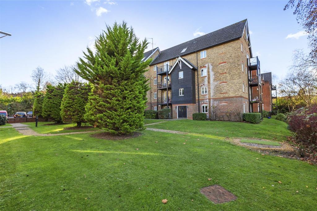 Flat 45, Wye Gardens, Fryers Lane, HP12 3 DU-11.jpg