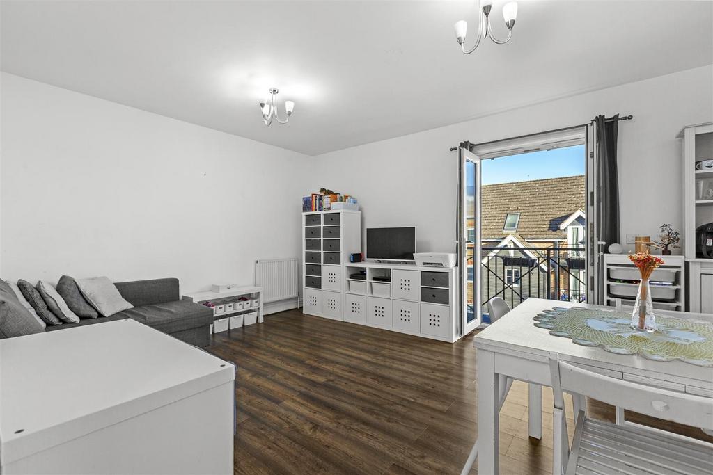 Flat 45, Wye Gardens, Fryers Lane, HP12 3 DU-5.jpg