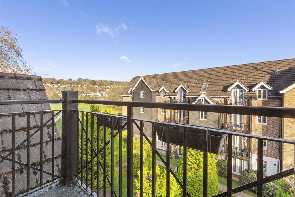 Flat 45, Wye Gardens, Fryers Lane, HP12 3 DU-8.jpg