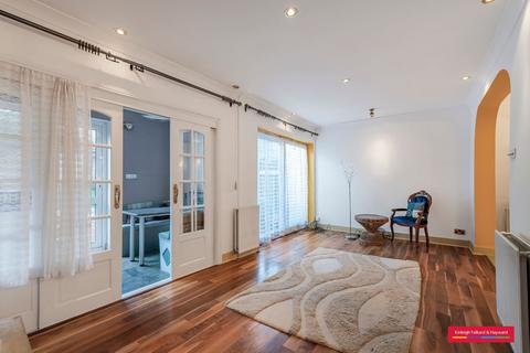 4 bedroom end of terrace house to rent, Walmington Fold, London, N12