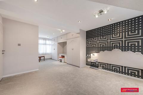 4 bedroom end of terrace house to rent, Walmington Fold, London, N12