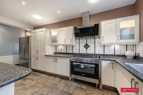 4 bedroom end of terrace house to rent, Walmington Fold, London, N12
