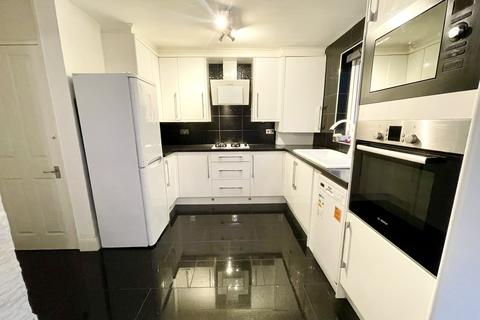 3 bedroom terraced house to rent, Hornbeams, Harlow CM20