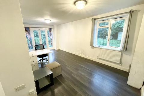 3 bedroom terraced house to rent, Hornbeams, Harlow CM20